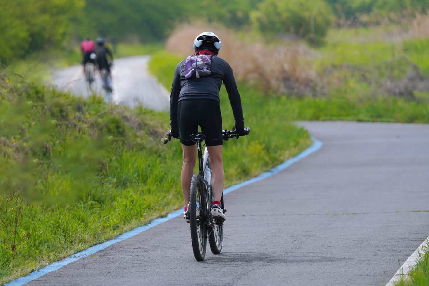 Radfahrer auf einem Feldweg