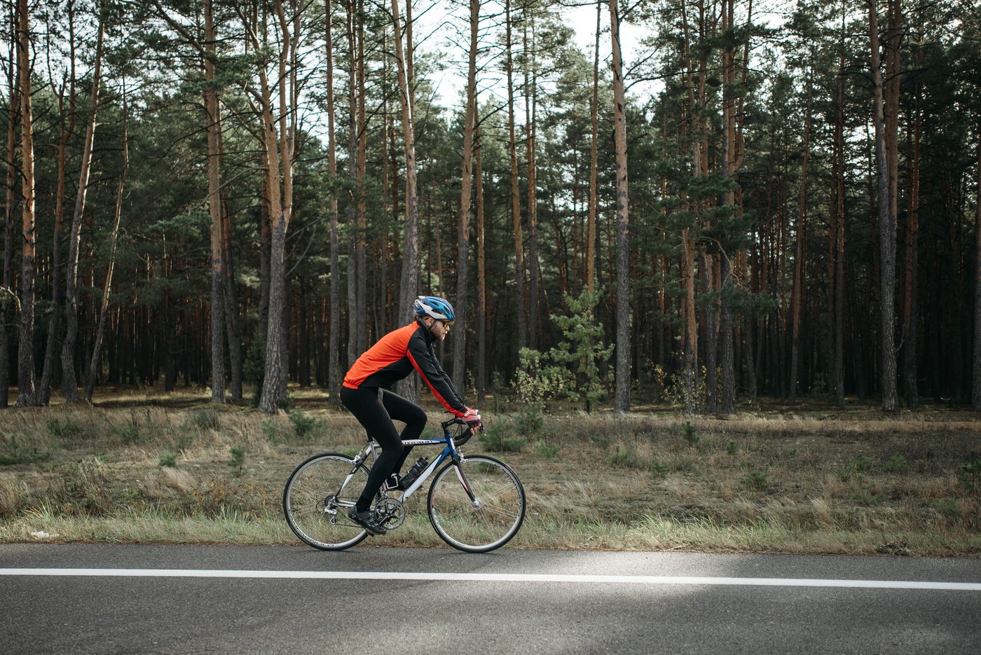 Radfahrer auf einem Waldweg
