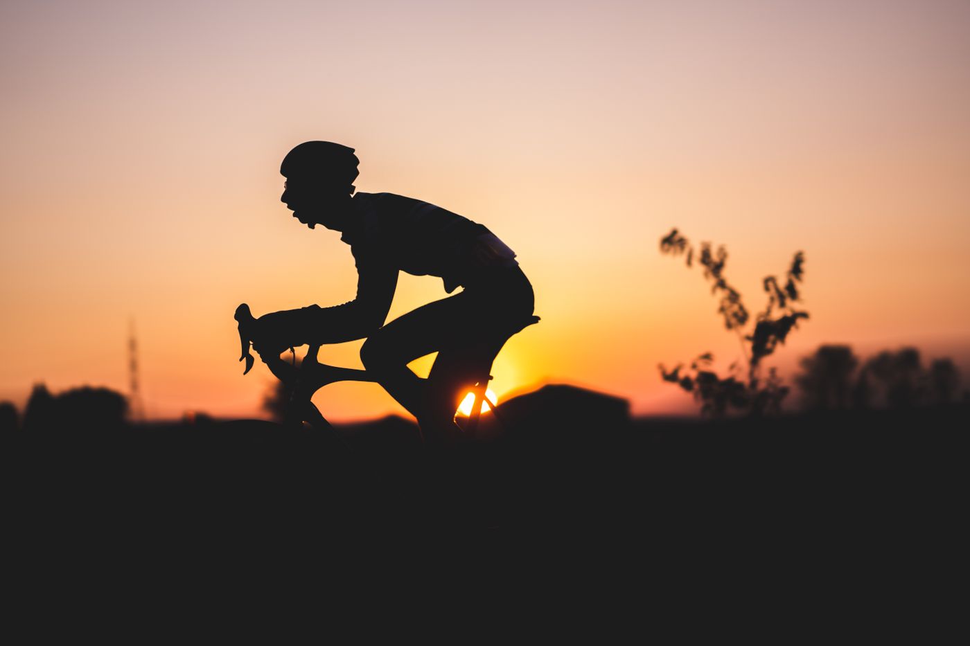 Silhouette eines Radfahrers bei Sonnenuntergang