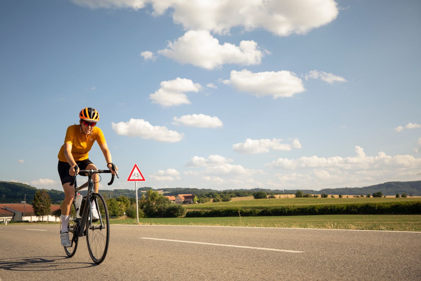 Radfahrer in gelber Trikotfarbe beim Training